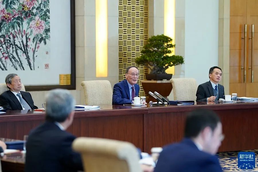 10月20日，国家副主席王岐山在北京以视频方式会见清华大学经济管理学院顾问委员会海外委员和中方企业家委员。新华社记者 张领 摄