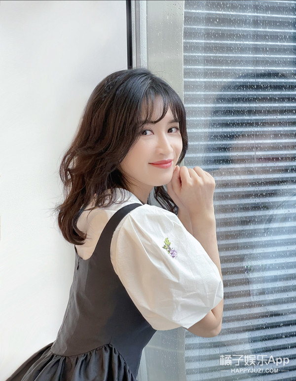 生活中长这样↓其实是个很敬业很温柔的演员啦.