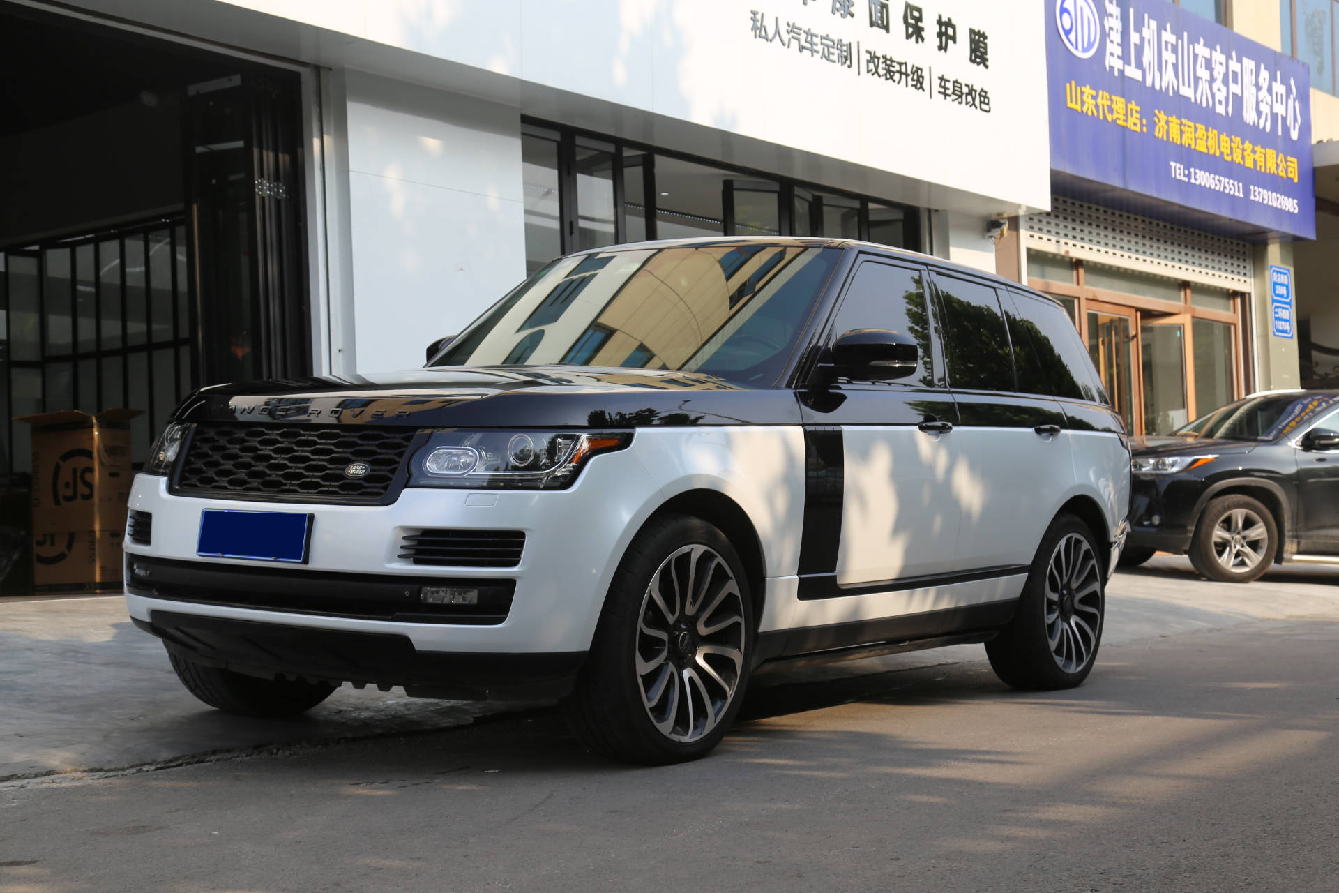 路虎的经典黑白双拼色果然好看,贴完立马像变了一辆车.