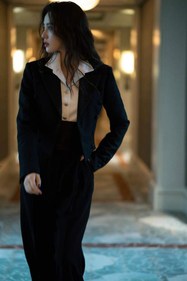 刘诗诗西装礼帽恨天高亮相,眼神凌厉气质超飒,戴婚戒秀足恩爱__凤凰网