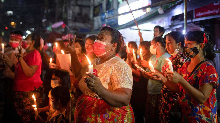 缅甸仰光民众举行夜间抗议活动。