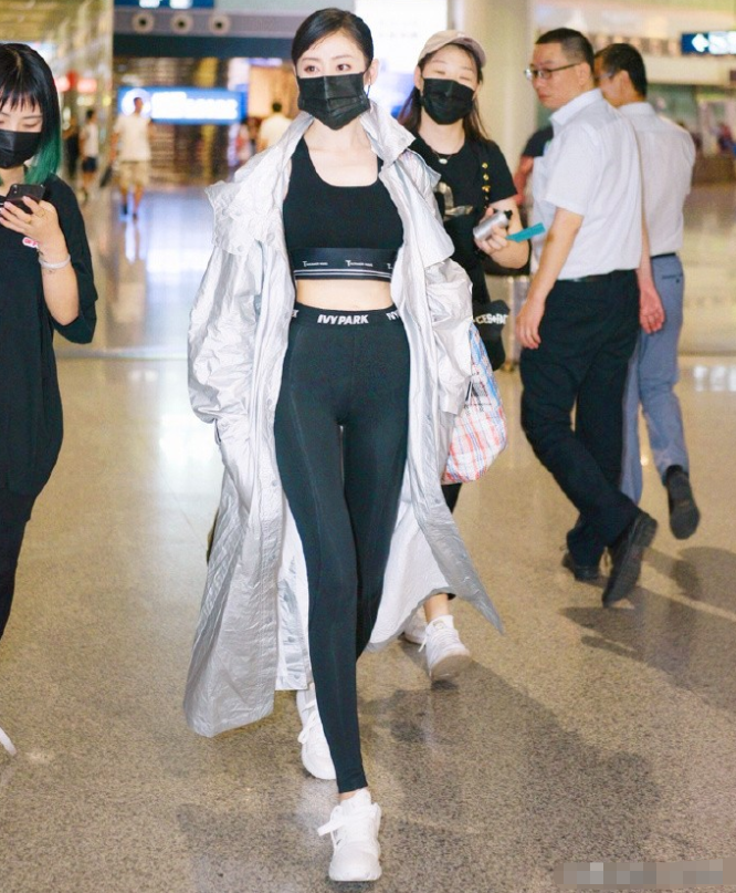 张天爱挑战字母瑜伽,前凸后翘的身材好吸睛,看她摆的造型太美了__凤凰