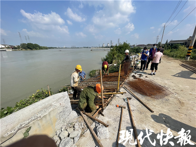 下午班次的渡船满载上岛的人从湾头镇一侧出发,前往岛上的山河村