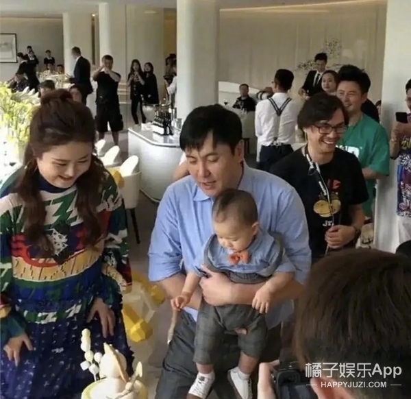 沈娜发过一组沈腾带小狮子出去玩的照片(但是后来删掉了)小狮子还把