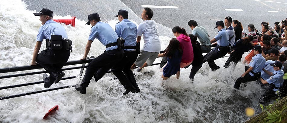 2016年9月18日,浙江杭州,下午3时10分许,大潮到达杭州之江路珊瑚沙段,潮水经过的瞬间,现场沸腾了。潮水涌来的几秒钟内,巨大的潮水打上岸,之江路珊瑚沙路段满是积水,瞬间被吞没。