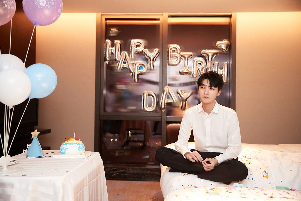王俊凯生日气球蛋糕围绕场面浪漫闭眼许愿气质温柔脸庞精致