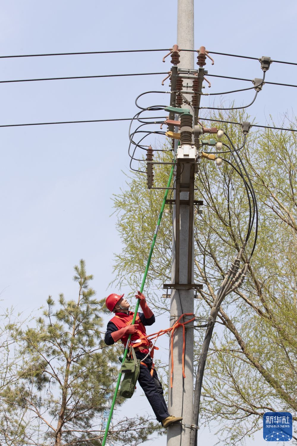 4月29日,梅宏刚对哈尔滨市重点产业项目的供电设备进行检修。新华社记者 张涛 摄