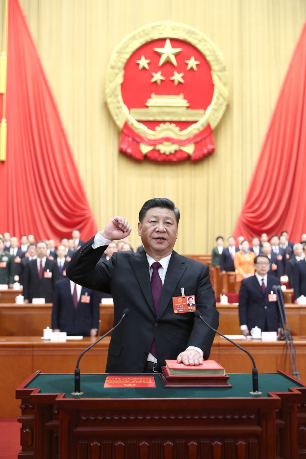 2018年3月17日，十三届全国人大一次会议在北京人民大会堂举行第五次全体会议。习近平当选中华人民共和国主席、中华人民共和国中央军事委员会主席。这是习近平进行宪法宣誓。新华社记者 鞠鹏 摄