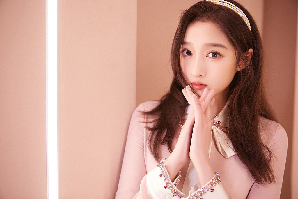 好甜关晓彤央视跨年晚会写真穿粉裙清纯可人长腿惹眼