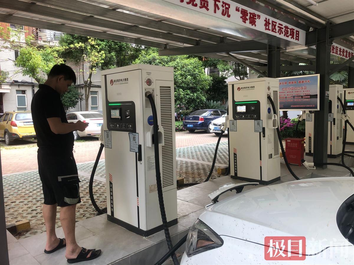 还建小区配建8台光伏充电桩充电方便还更省钱