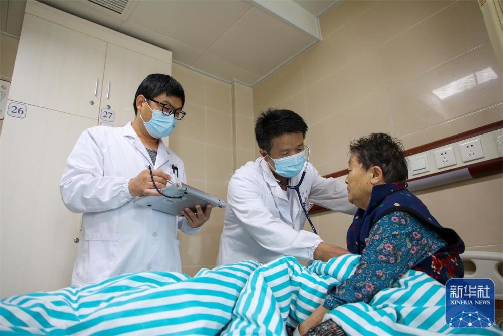 安徽省明光市中医院医生在病房查房(2022年10月2日摄)