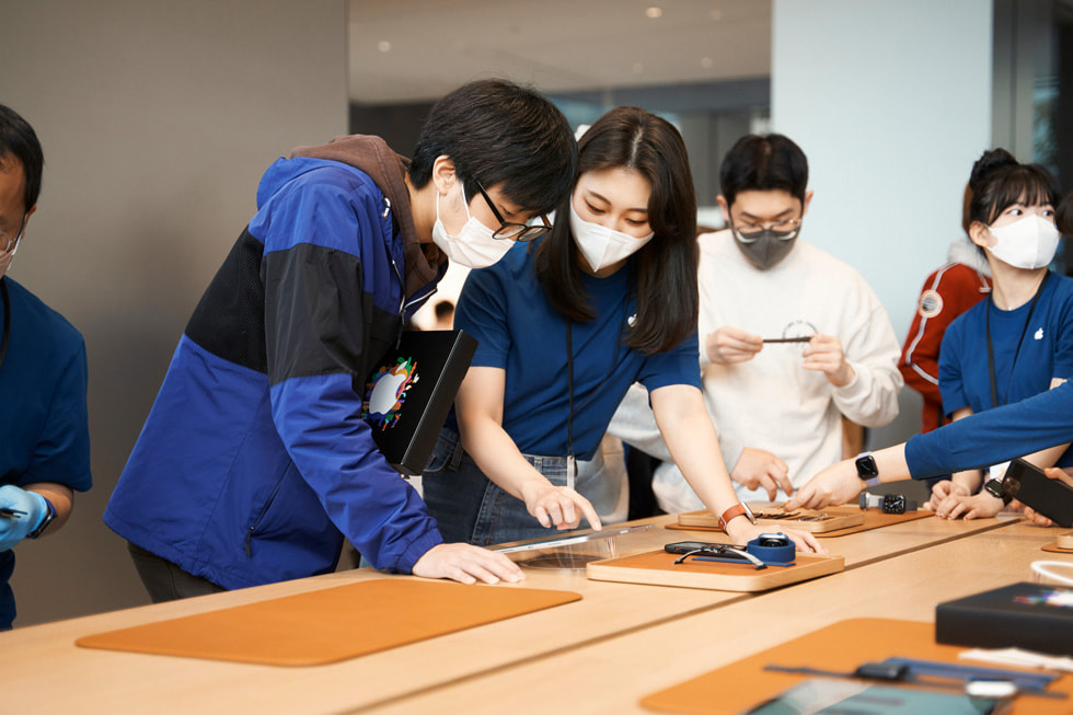 客户和团队成员在 Apple Myeongdong 展示。