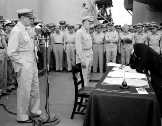 △1945年9月2日，日本外相重光葵在投降书上签字