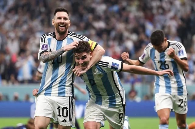 ▲12月14日，阿根廷队球员阿尔瓦雷斯（前右）在比赛中进球后与队友梅西（前左）庆祝