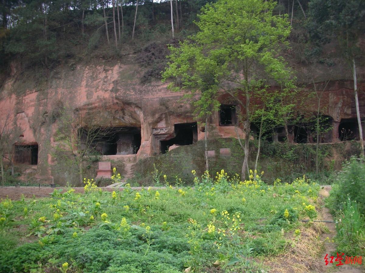 四川村民进古墓乘凉 文物部门:崖墓是开放的 未造成破坏