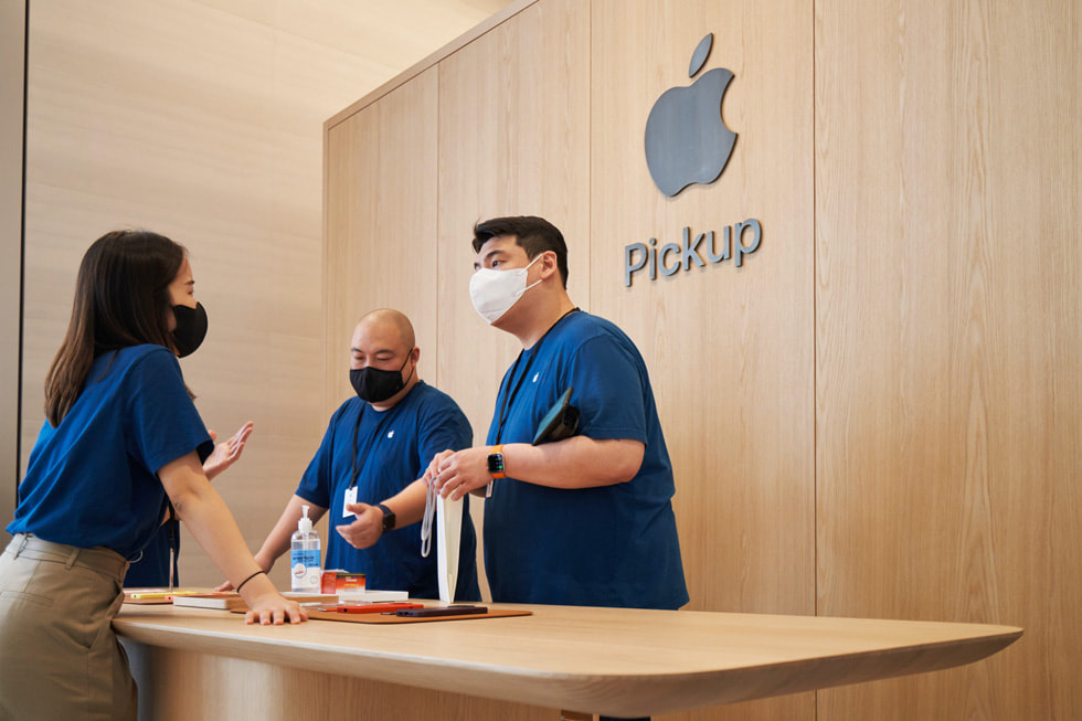 团队成员在 Apple Myeongdong 的 Apple Pickup 专区交谈。