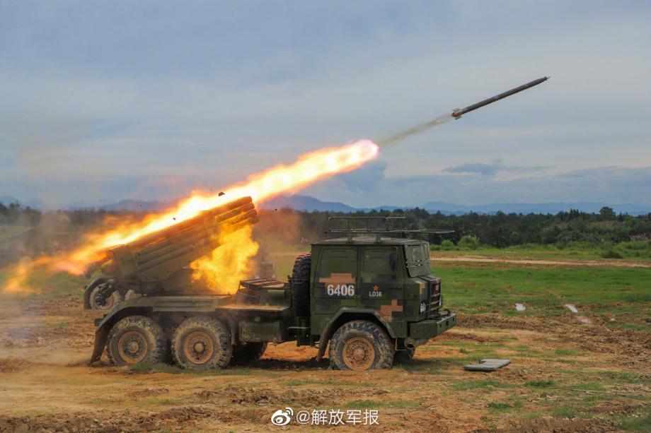 近日,第72集团军某旅炮兵营展开全要素实弹演练,充分检验旅属炮兵群精打快撤、协同作战能力。