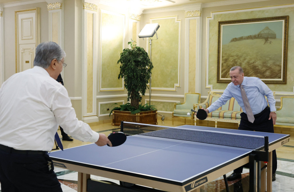 当地时间2022年10月12日，哈萨克斯坦首都阿斯塔纳，哈萨克斯坦总统托卡耶夫与土耳其总统埃尔多安打乒乓球。