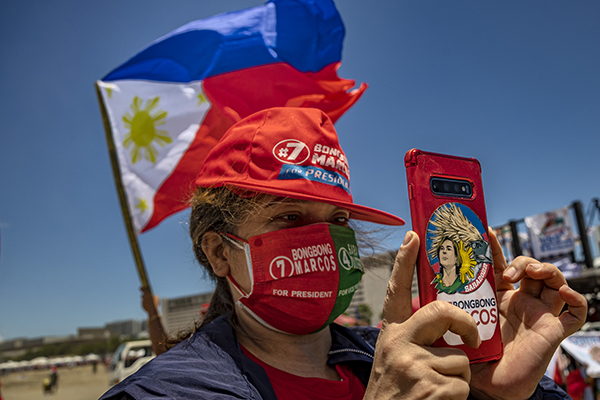 当地时间2022年5月7日，菲律宾马尼拉，菲律宾总统候选人小费迪南德·马科斯的支持者参加竞选集会。人民视觉  图