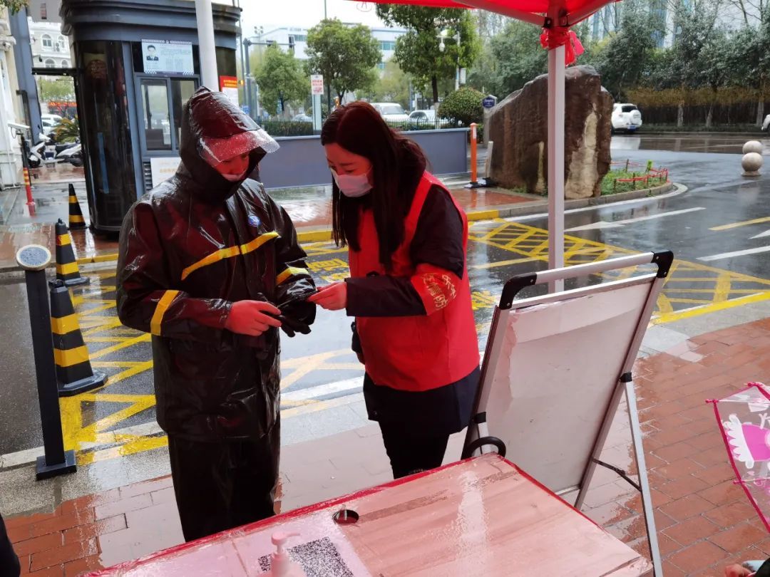 3月20日，在合肥高新区幸福里程小区，志愿者王钰正在小区门前查验快递送餐人员安康码和行程码。全媒体记者 郭如琦 摄