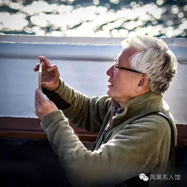 曹景行:为电视评论而生的“银发师奶杀手”