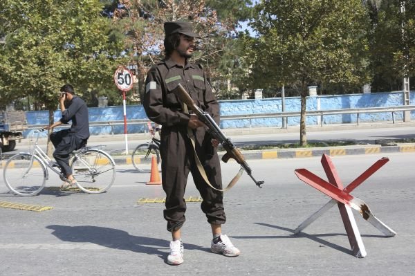 9月5日，阿富汗安全人员在喀布尔爆炸现场附近警戒。（新华社发）