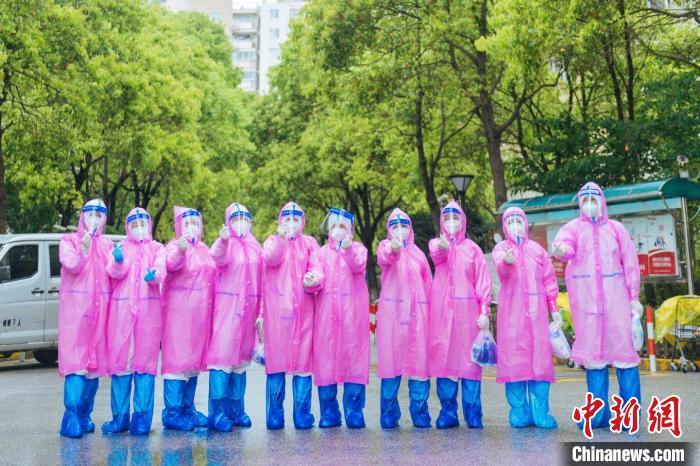 26日，上海中雨，志愿者给周新芳所在医疗队送来雨衣。　受访者供图