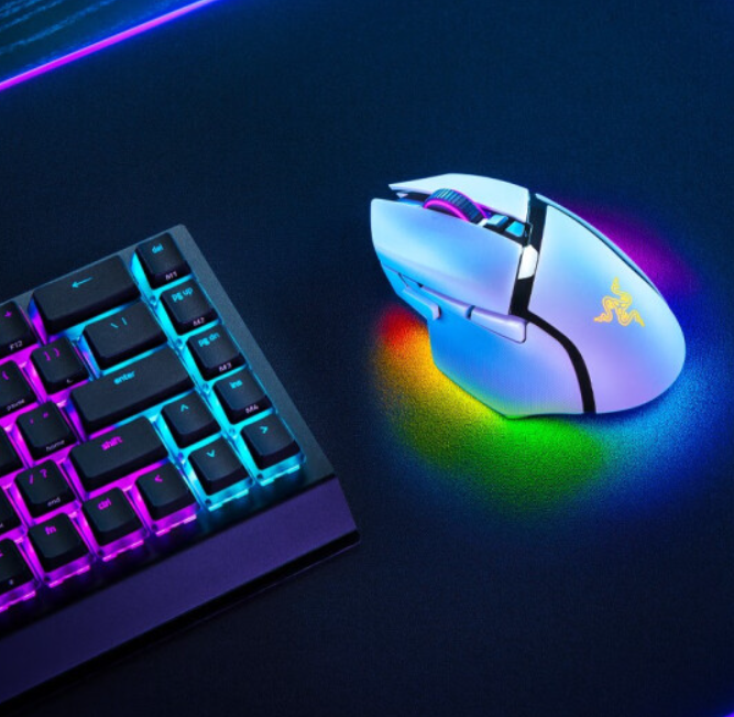 雷蛇巴塞利斯蛇V3专业版鼠标推出白色版本_凤凰网