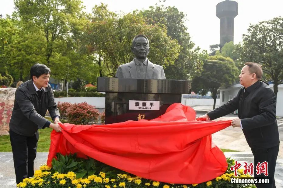 4月2日，“杂交水稻之父”、中国工程院院士、“共和国勋章”获得者袁隆平铜像在位于长沙的湖南省农科院揭幕。 中 新社记者 杨华峰 摄