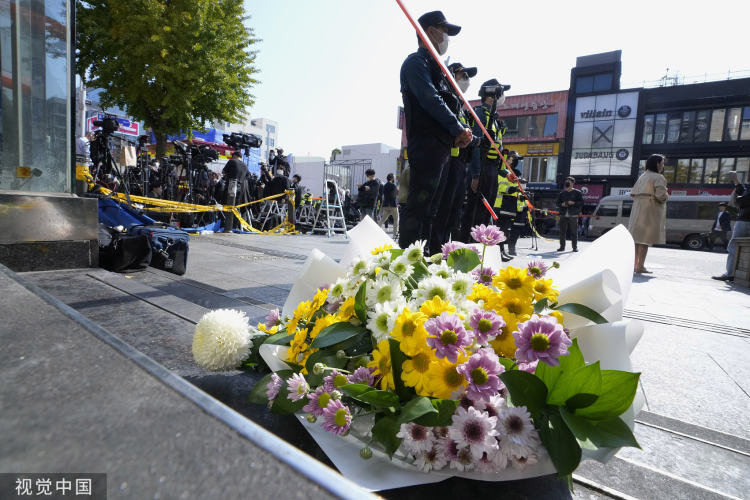 10月30日，梨泰院事故现场，人们献上了鲜花悼念逝者。/视觉中国