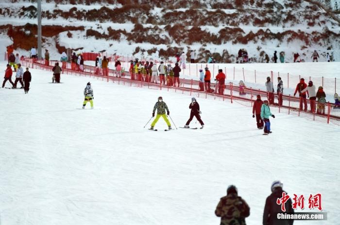 滑雪爱好者在崇礼富龙滑雪场享受冰雪运动。 <a target='_blank' href='/'>中新社</a>记者 翟羽佳 摄
