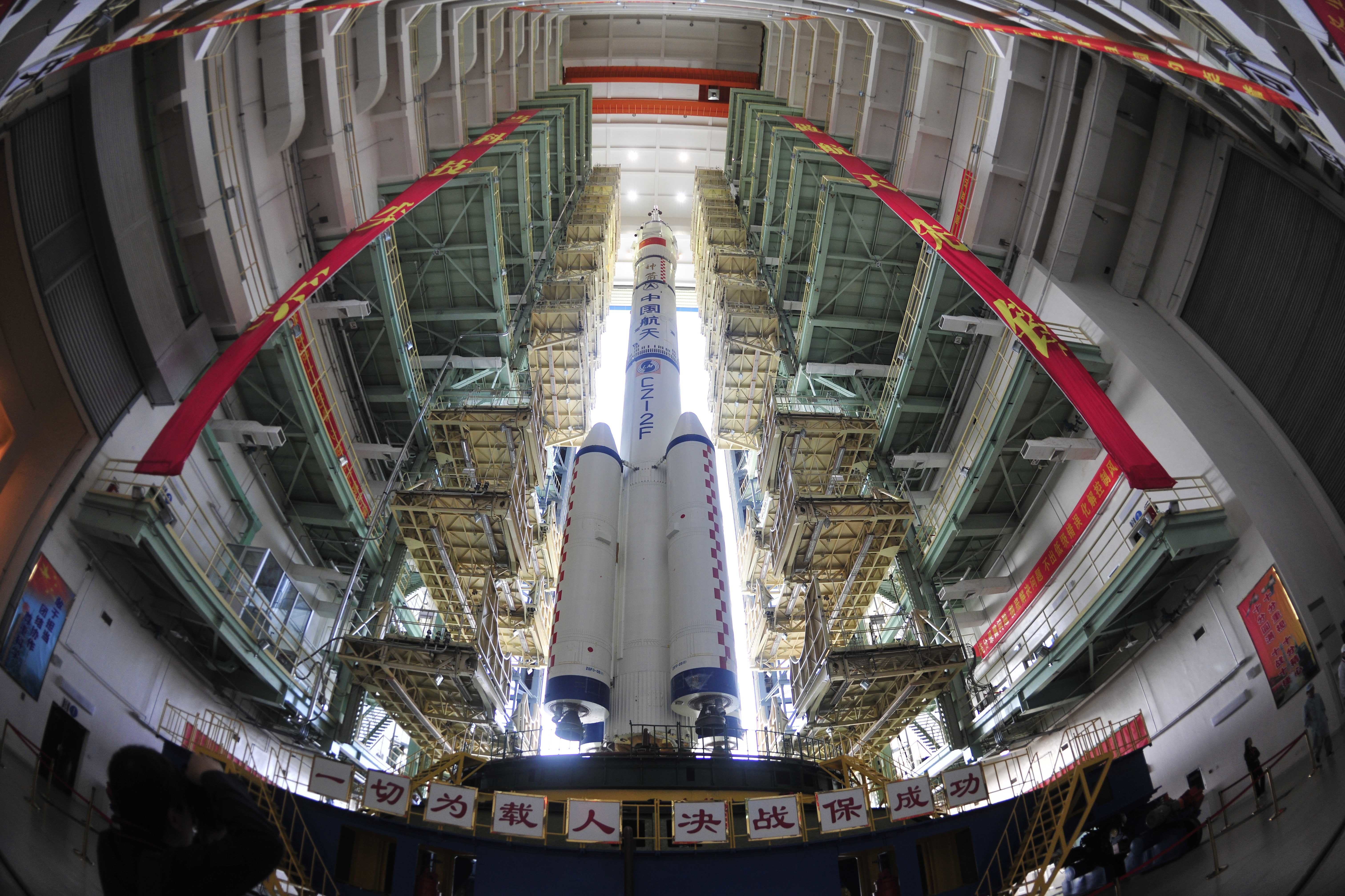 2013年6月3日，神舟十号飞船、长征二Ｆ遥十火箭组合体，从酒泉卫星发射中心载人航天发射场技术区垂直转运至发射区。新华社发（梁杰 摄）