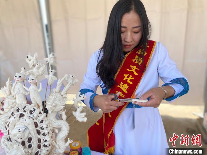 图为贺春梅展示面塑制作技艺。 张玮 摄