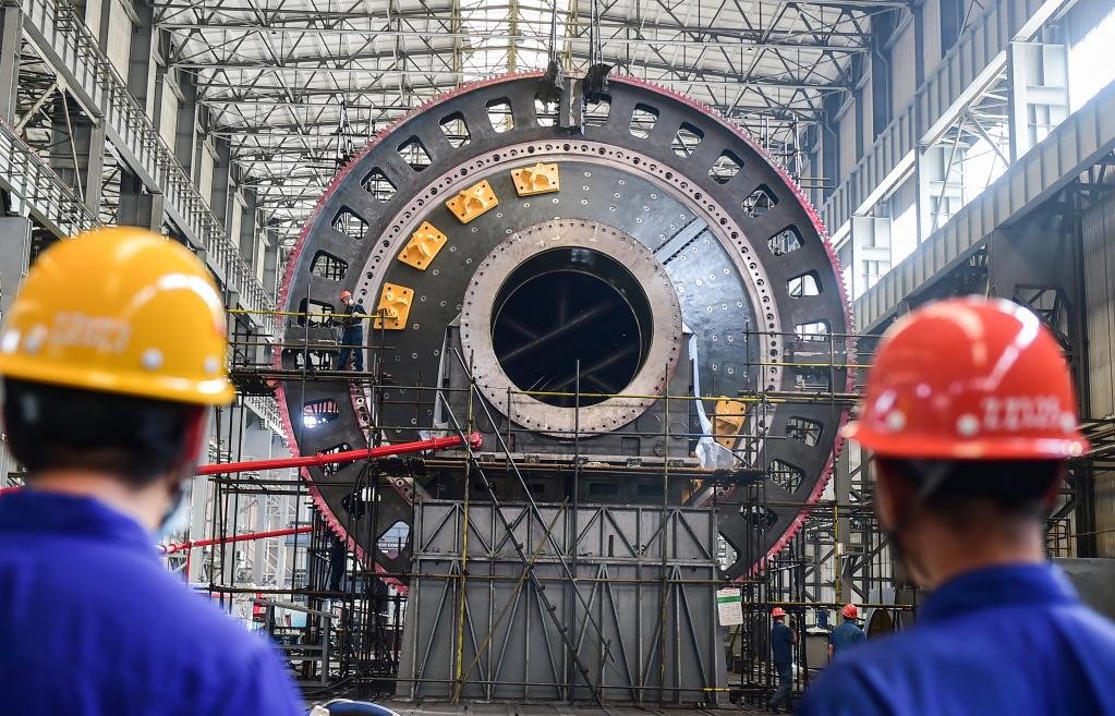 2022年9月14日，工人们在中信重工车间内组装一批直径7.9米的矿用磨机。（图片由中信重工提供）