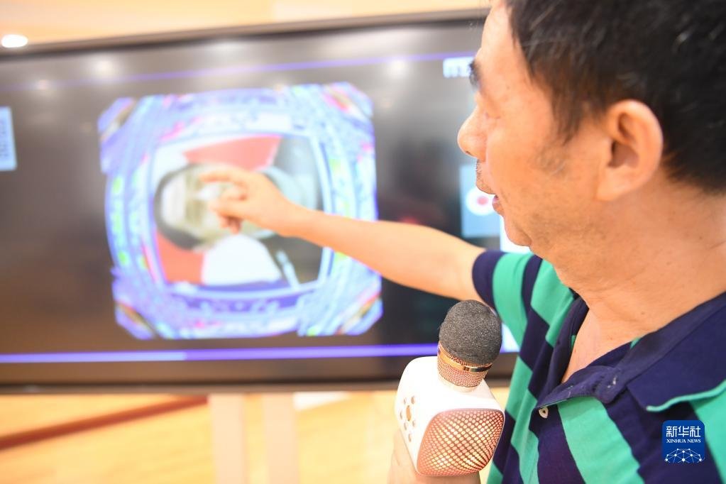 浙江杭州西湖区文新街道德加社区居民杨福根在社区活动中心录制表情包制作教程，发布到网上跟网友交流（2019年9月5日摄）。新华社记者翁忻旸摄