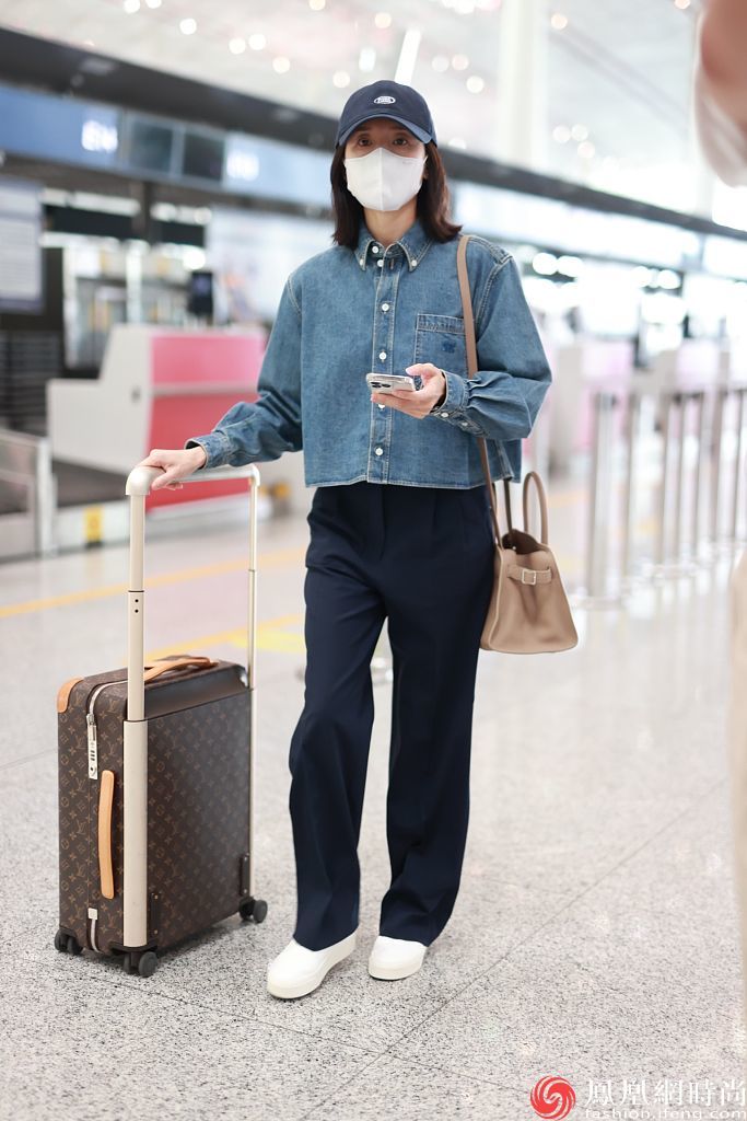 董洁机场街拍低调难掩时尚 短款牛仔上衣搭长裤休闲简约__凤凰网