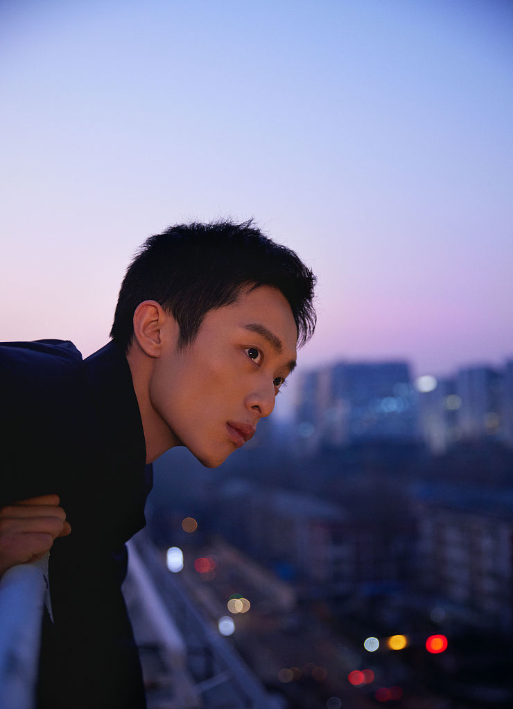 白宇帆在线"云"观prada男装秀 发布落日余晖天台大片