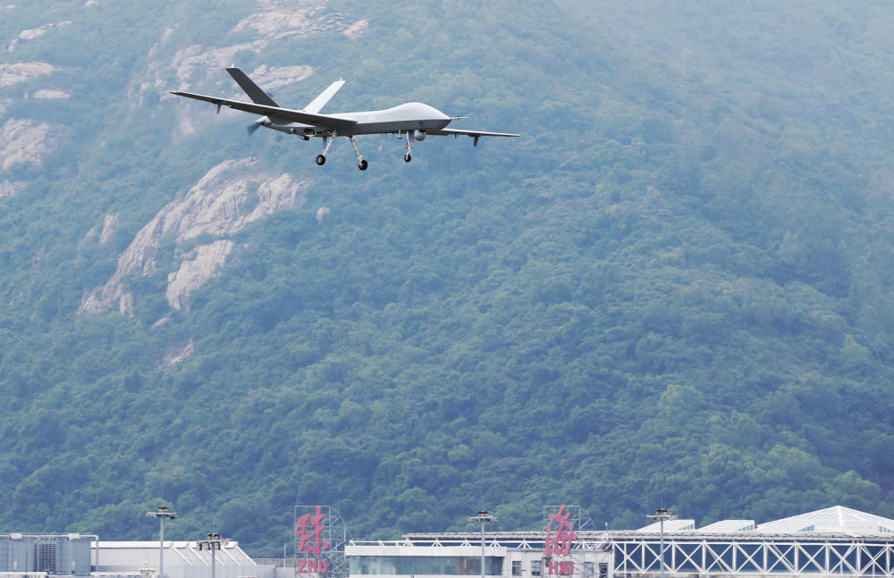 11月8日,空军攻击-2无人机在第十四届中国航展上进行飞行展示.