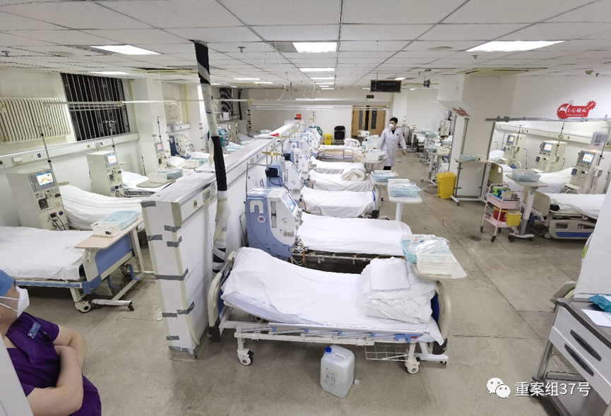 5月12日凌晨2点，血液净化中心全体医护技人员将16台透析机及透析耗材搬至东院区，并完成透析环境的消毒。受访者供图
