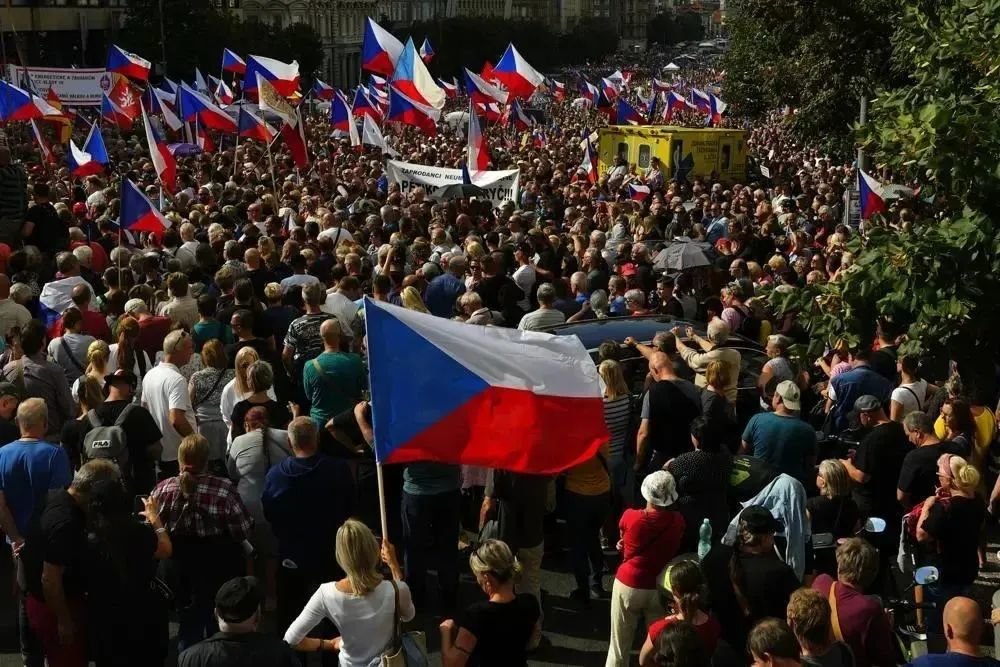 9月3日，捷克，约7万人在该国首都布拉格市中心的瓦茨拉夫广场进行抗议