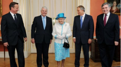 2012年，英国女王伊丽莎白二世和她的首相们: 戴维&middot;卡梅伦、约翰&middot;梅杰、托尼&middot;布莱尔、戈登&middot;布朗（右一）。图自BBC