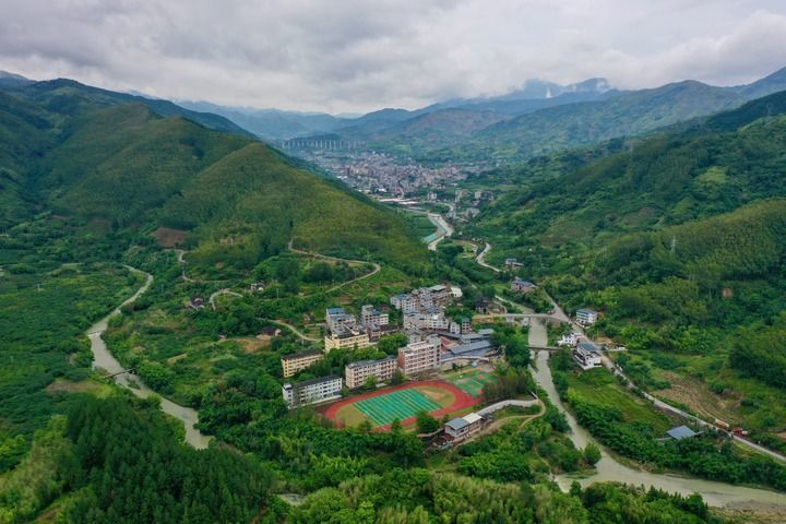 这是2022年5月16日拍摄的福建省福州市永泰县长庆镇（无人机照片）。新华社记者 姜克红 摄