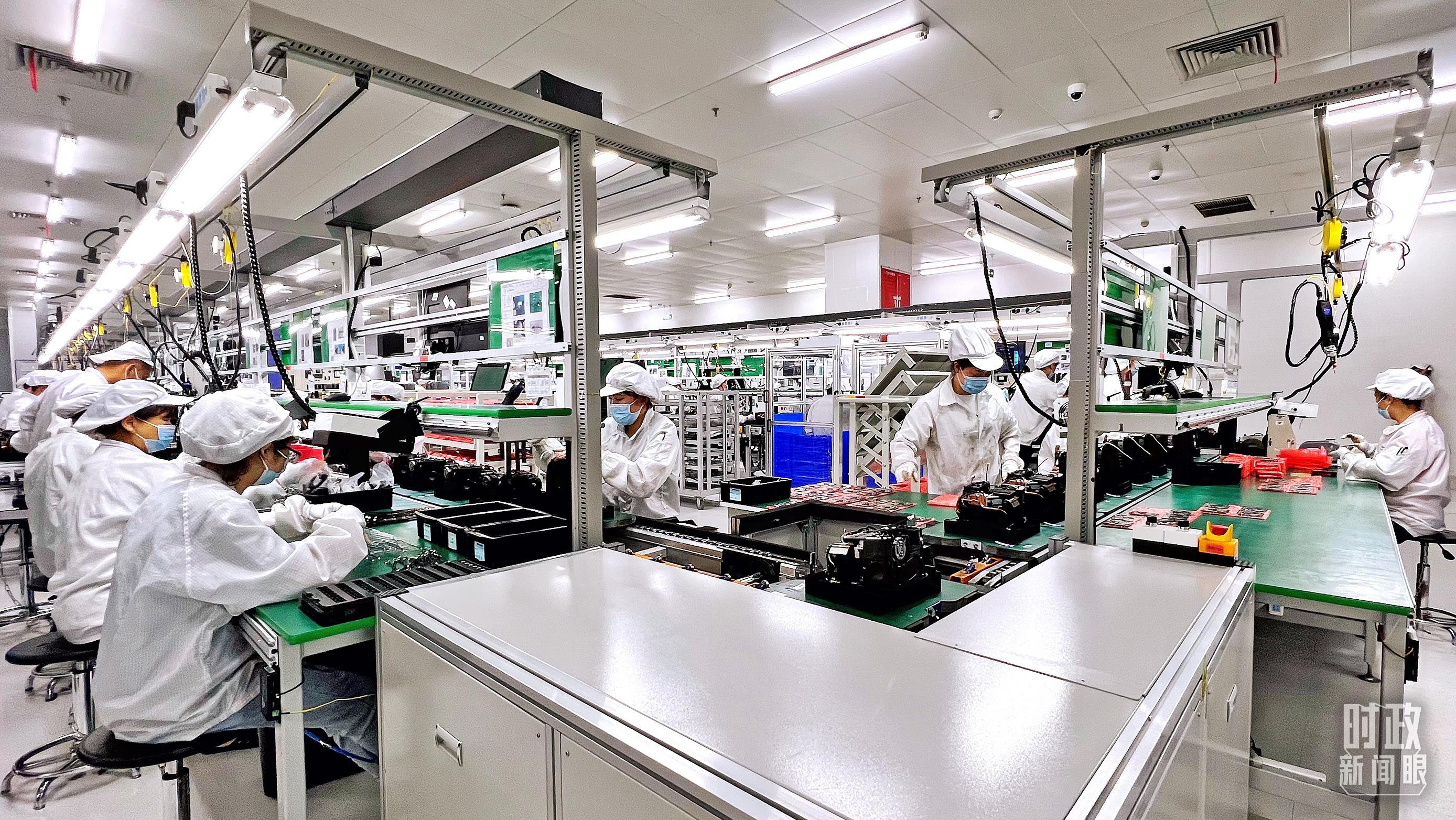 △高科技厂房中的生产流线。（总台央视记者张宇拍摄）