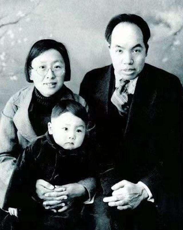 毛泽民一家三口,妻子朱旦华抱着儿子毛远新