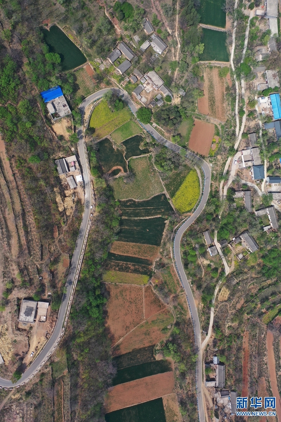 4月6日拍摄的河南省平顶山市宝丰县观音堂林业生态旅游示范区乡村公路