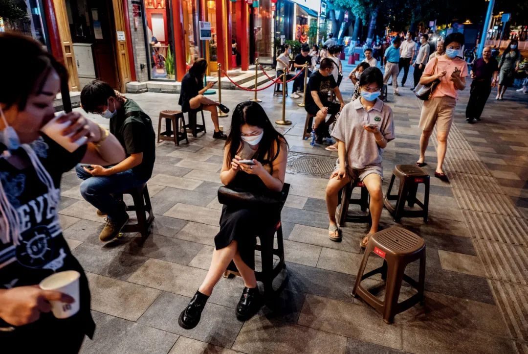 6月6日,北京市部分餐厅恢复堂食,一些顾客排队等待用餐。图/人民视觉