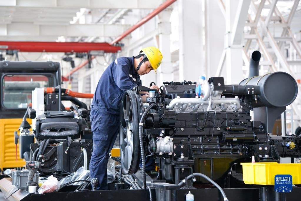 工人在位于重庆两江新区的三一重工西南地区首个智能化“灯塔工厂”项目内作业（2021年7月19日摄）。新华社记者 徐钦 摄