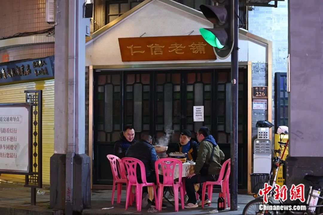 图为市民在广州荔湾区街边吃火锅。中新社记者 陈楚红 摄