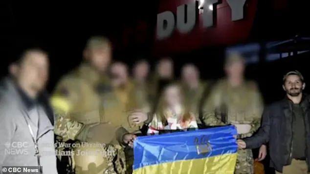 图为瓦力（右数第一）和乌克兰军方的合影 资料图
