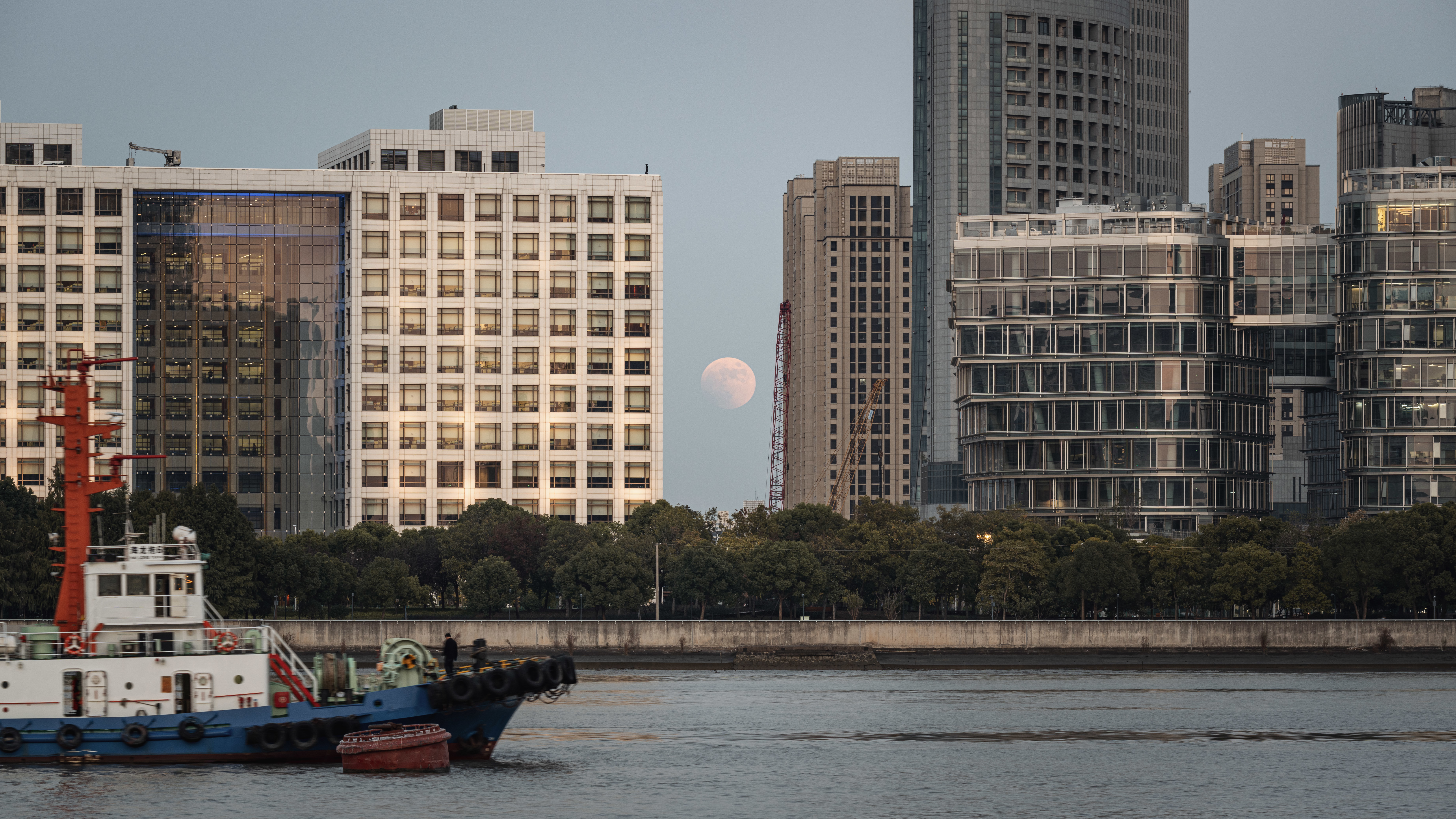 上海-徐汇滨江-2022月食开始 2.JPG